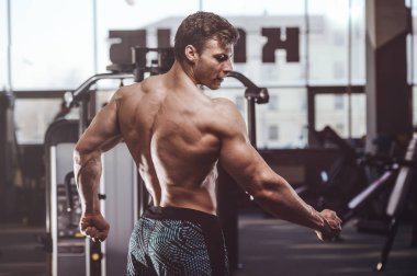 yakışıklı güçlü vücut geliştirmeci atletik erkek ile kasları kadar pompalama