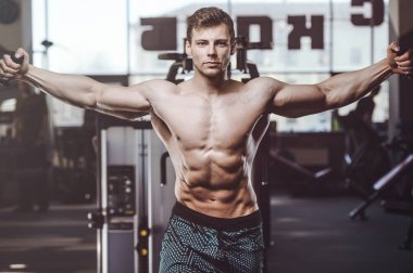 yakışıklı güçlü vücut geliştirmeci atletik erkek ile kasları kadar pompalama