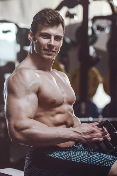 Schöner starker Bodybuilder athletische Männer, die Muskeln aufpumpen mit — Stockfoto