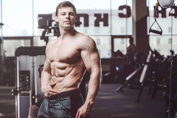 Knappe sterke bodybuilder atletische mannen oppompen van spieren met — Stockfoto