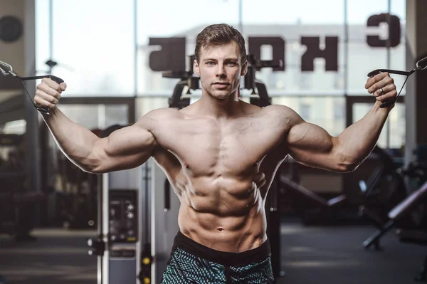 Schöner starker Bodybuilder athletische Männer, die Muskeln aufpumpen mit — Stockfoto