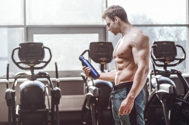 yakışıklı güçlü vücut geliştirmeci atletik erkek ile kasları kadar pompalama