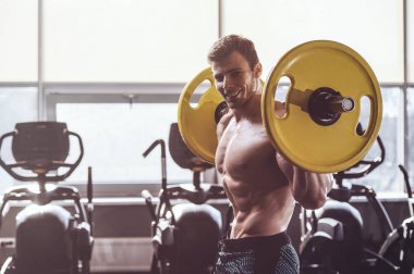 yakışıklı güçlü vücut geliştirmeci atletik erkek ile kasları kadar pompalama