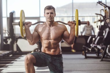 yakışıklı güçlü vücut geliştirmeci atletik erkek ile kasları kadar pompalama