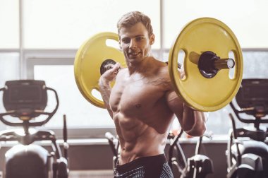 yakışıklı güçlü vücut geliştirmeci atletik erkek ile kasları kadar pompalama