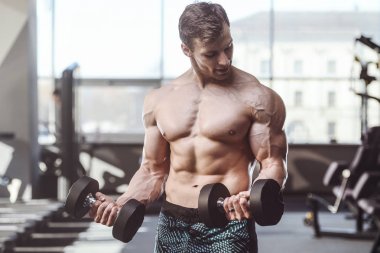 yakışıklı güçlü vücut geliştirmeci atletik erkek ile kasları kadar pompalama