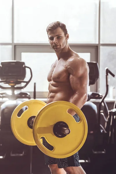 英俊强壮的健美运动员运动男子抽肌肉与 — 图库照片