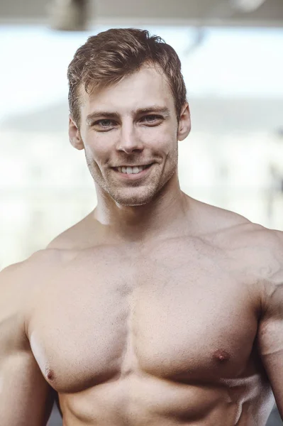 Schöner starker Bodybuilder athletische Männer, die Muskeln aufpumpen mit — Stockfoto