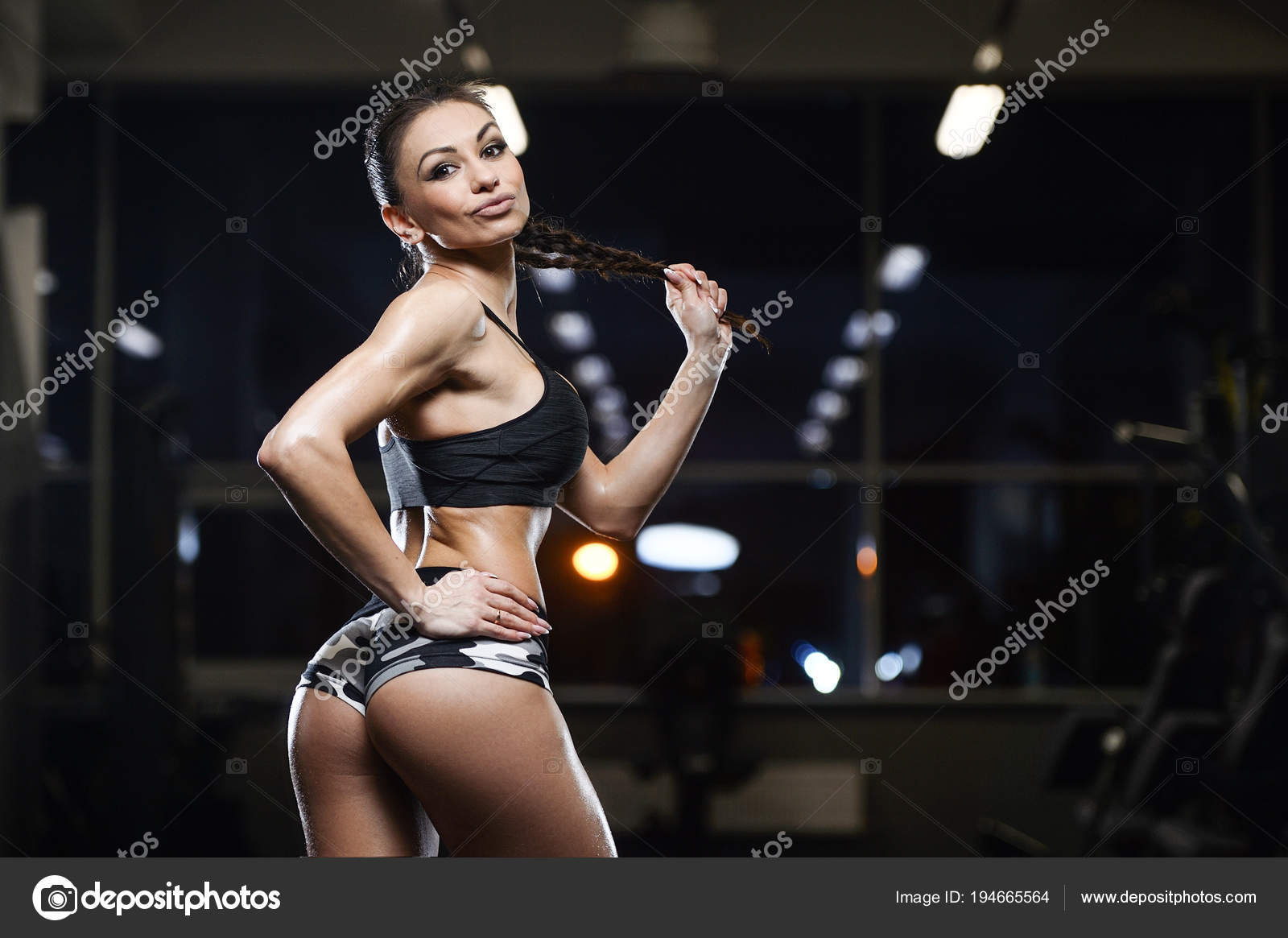 Sexy mit Brünette im Fitnessstudio