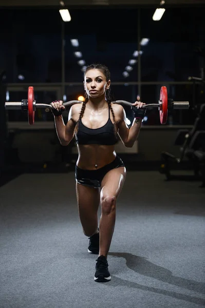 Morena sexy atlético jovem menina trabalhando fora no ginásio — Fotografia de Stock