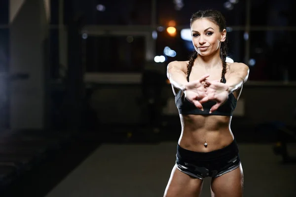 Esmer seksi atletik genç kız spor salonunda egzersiz — Stok fotoğraf