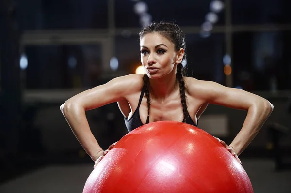 Bruneta sexy sportovní mladá dívka cvičit v tělocvičně — Stock fotografie