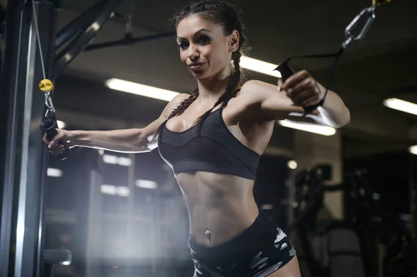 Brunette sexy atletische jonge meisje trainen in de sportschool — Stockfoto