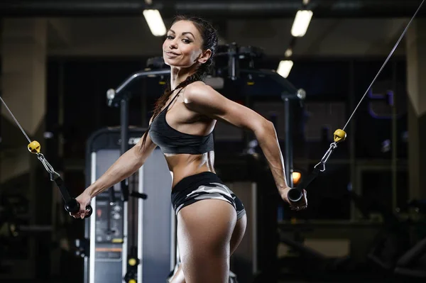 Brünette sexy athletisch junge mädchen workout im fitnessstudio — Stockfoto
