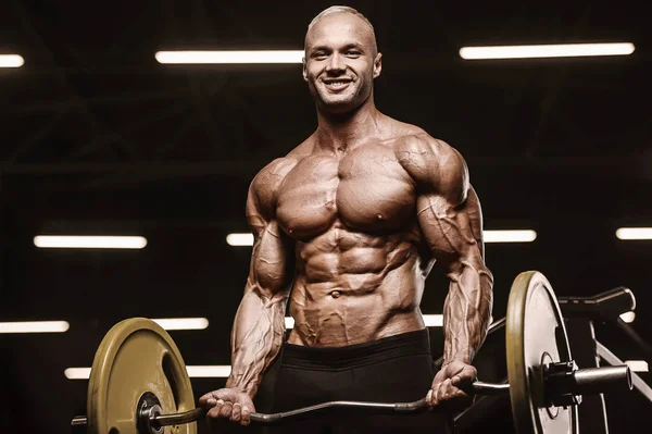 Knappe sterke atletische man oppompen biceps spieren workout f — Stockfoto