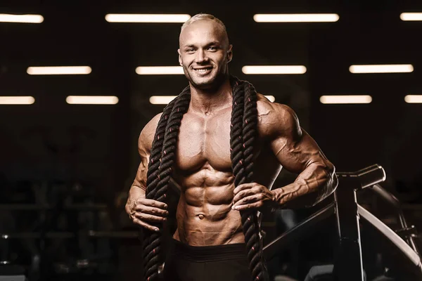 Treinamento de atletas de fitness usando cordas de batalha chá de treino intenso — Fotografia de Stock