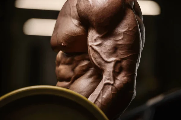 Fešák silný atletický muž pumpování biceps svaly cvičení f — Stock fotografie