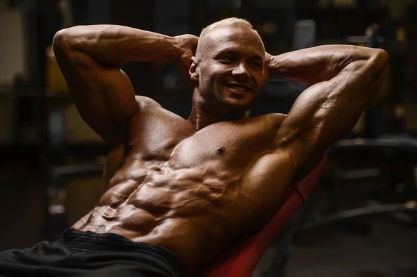 Knappe sterke atletische mannen oppompen spieren workout fitness — Stockfoto