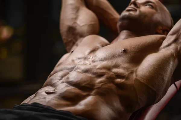 英俊强壮的体育男子泵起肌肉锻炼健身 — 图库照片
