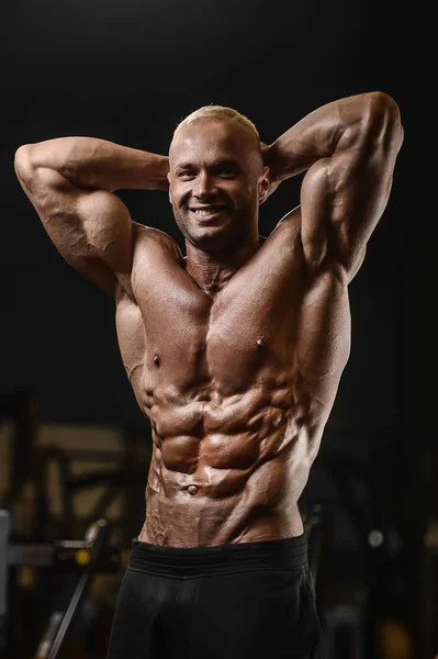 Stilig stark atletisk män pumpa upp muskler Workout Fitness — Stockfoto