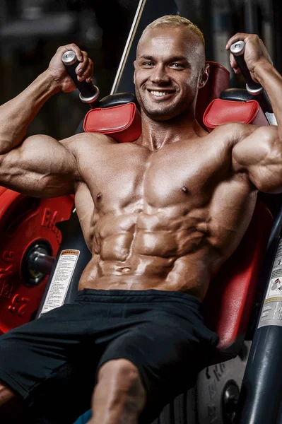 Knappe sterke atletische man pompt spieren workout fitness — Stockfoto