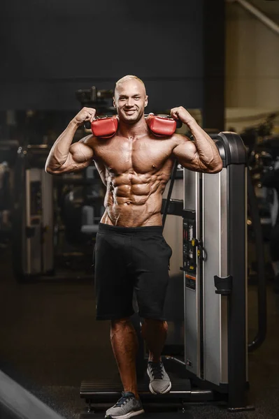 Stilig stark atletisk man pumpa upp muskler träning fitness — Stockfoto