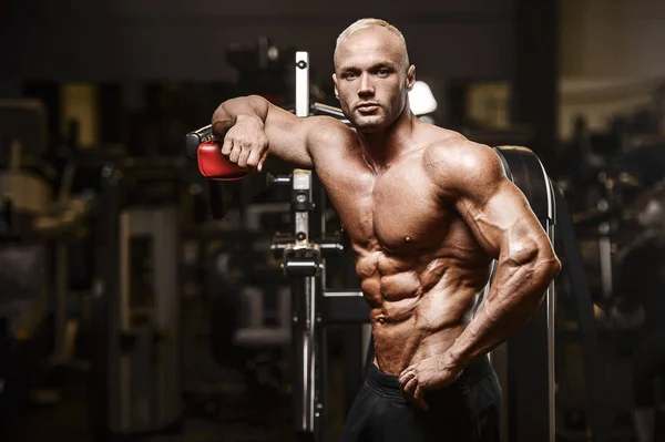 Bello forte atletico uomo pompaggio muscoli allenamento fitness — Foto Stock