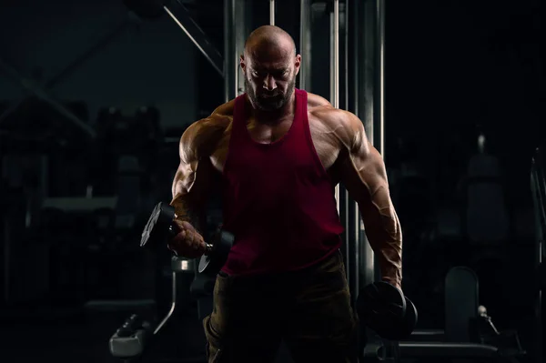 Vücut Geliştirici Yakışıklı Güçlü Atletik Adam Kasları Şişiriyor Kasları Çalıştırıyor — Stok fotoğraf