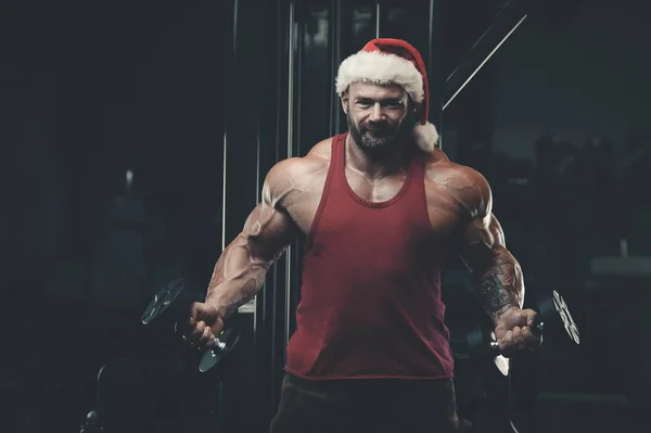 Culturista disfrazado de Papá Noel en el gimnasio — Foto de Stock