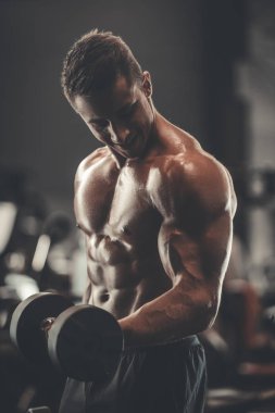Yakışıklı güçlü atletik erkekler kasları egzersiz fitness kadar pompalama 