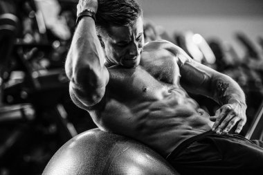 Yakışıklı güçlü atletik erkekler kasları egzersiz fitness kadar pompalama 