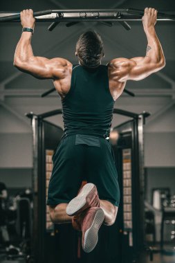 Yakışıklı güçlü atletik erkekler kasları egzersiz fitness kadar pompalama 