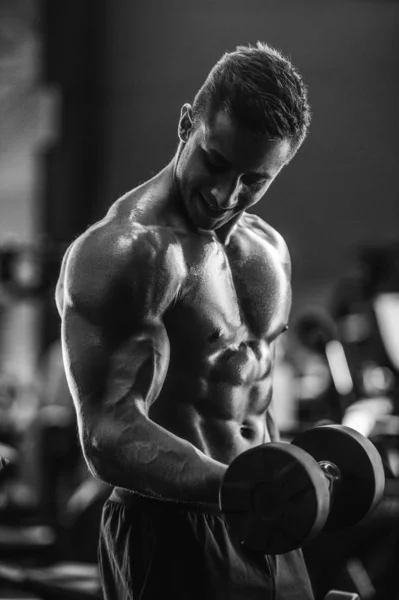 ハンサムな強い運動選手は、筋肉のトレーニングフィットネスをポンプアップ — ストック写真