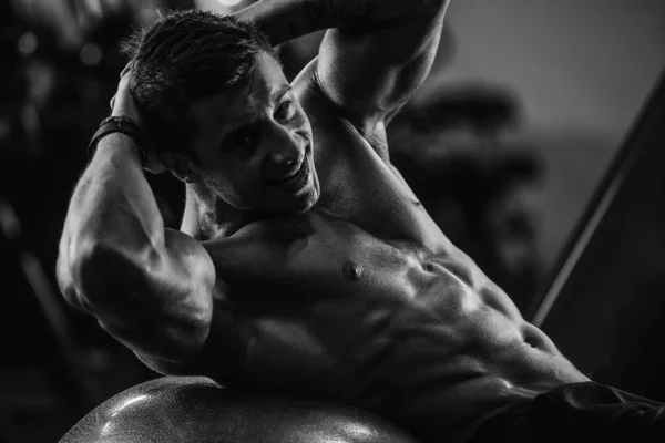 Przystojny silny Athletic mężczyźni pompowanie w górę mięśnie trening fitness — Zdjęcie stockowe