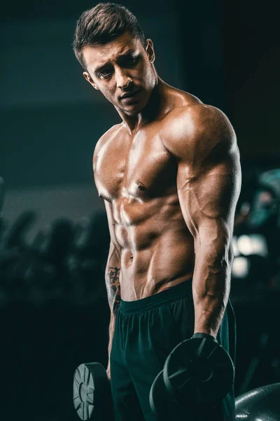 Красивые сильные атлетичные мужчины накачивают мышцы тренировки фитнес — стоковое фото