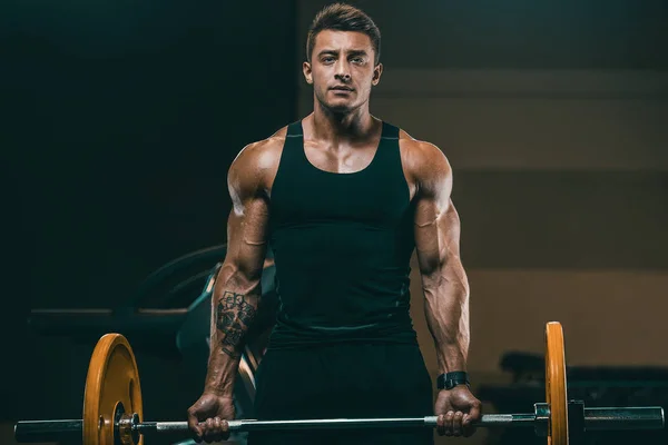 Przystojny silny Athletic mężczyźni pompowanie w górę biceps mięśnie trening f — Zdjęcie stockowe