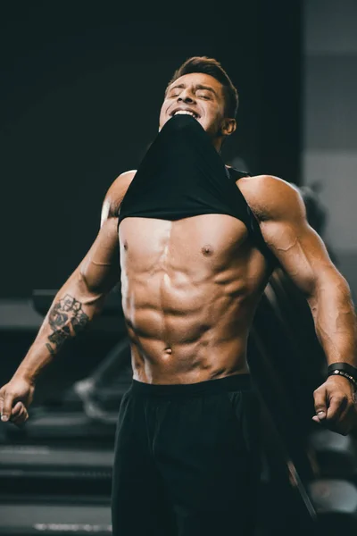 Przystojny silny Athletic mężczyźni pompowanie w górę mięśnie trening fitness — Zdjęcie stockowe