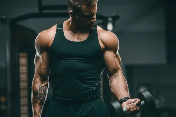 Красивые сильные атлетичные мужчины накачивают мышцы тренировки фитнес — стоковое фото