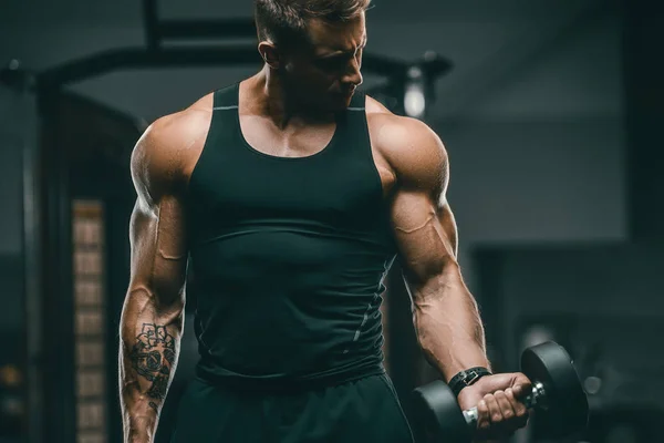 Guapo fuerte atlético hombres bombeando los músculos entrenamiento fitness —  Fotos de Stock