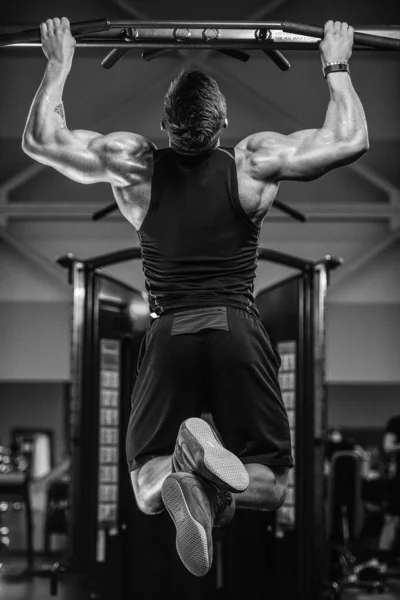 Guapo fuerte atlético hombres bombeando los músculos entrenamiento fitness — Foto de Stock