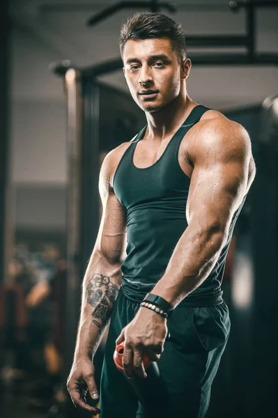 Beaux hommes athlétiques forts pompage des muscles séance d'entraînement fitness — Photo