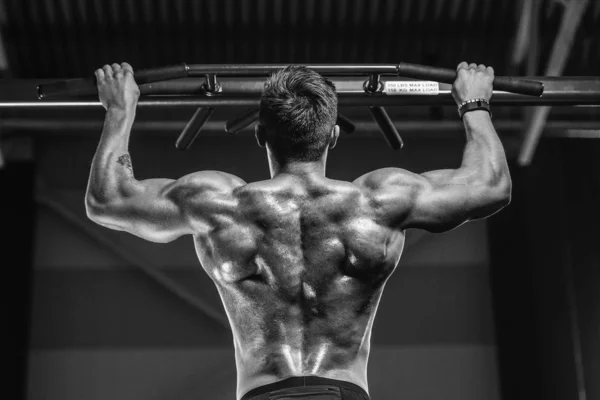 잘 생긴 강한 운동 남자 펌핑 올라 근육 운동 피트 니스 — 스톡 사진