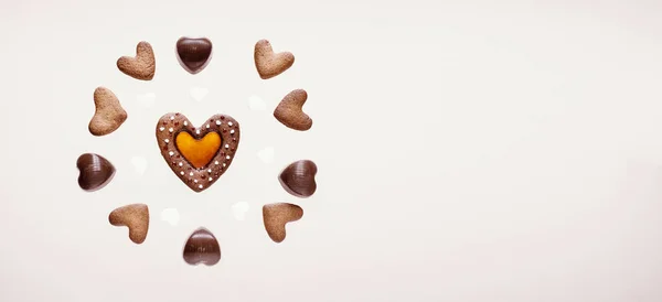 Летающие печенья в форме сердца изолированы День Святого Валентина — стоковое фото