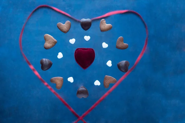 Летающие печенья в форме сердца изолированы День Святого Валентина — стоковое фото