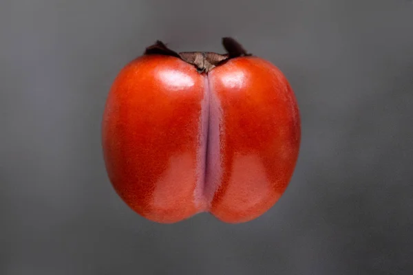 Orange hässliche Kakifrüchte fliegen isoliert — Stockfoto