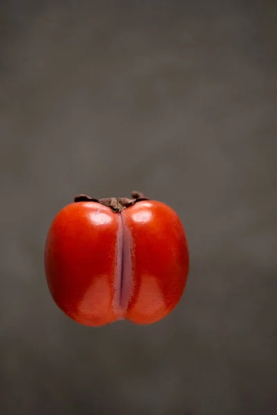 オレンジ色の醜い柿の飛行柿の果実孤立 — ストック写真
