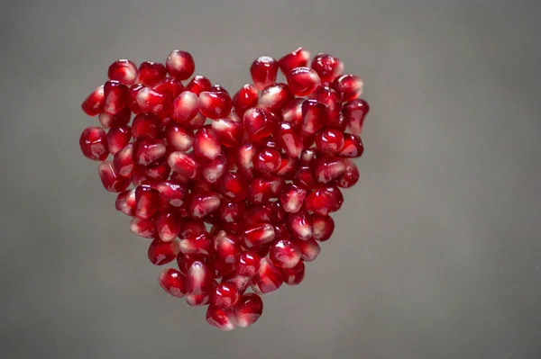 Czerwony granat nasiona serce kształt Walentynki — Zdjęcie stockowe