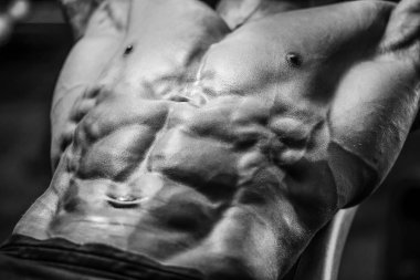 Yakışıklı güçlü atletik erkekler kasları egzersiz fitness kadar pompalama 