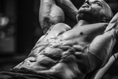 Yakışıklı güçlü atletik erkekler kasları egzersiz fitness kadar pompalama 