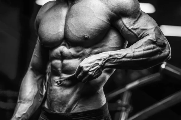 Красивый сильный спортсмен накачивает мышцы тренировки фитнеса — стоковое фото